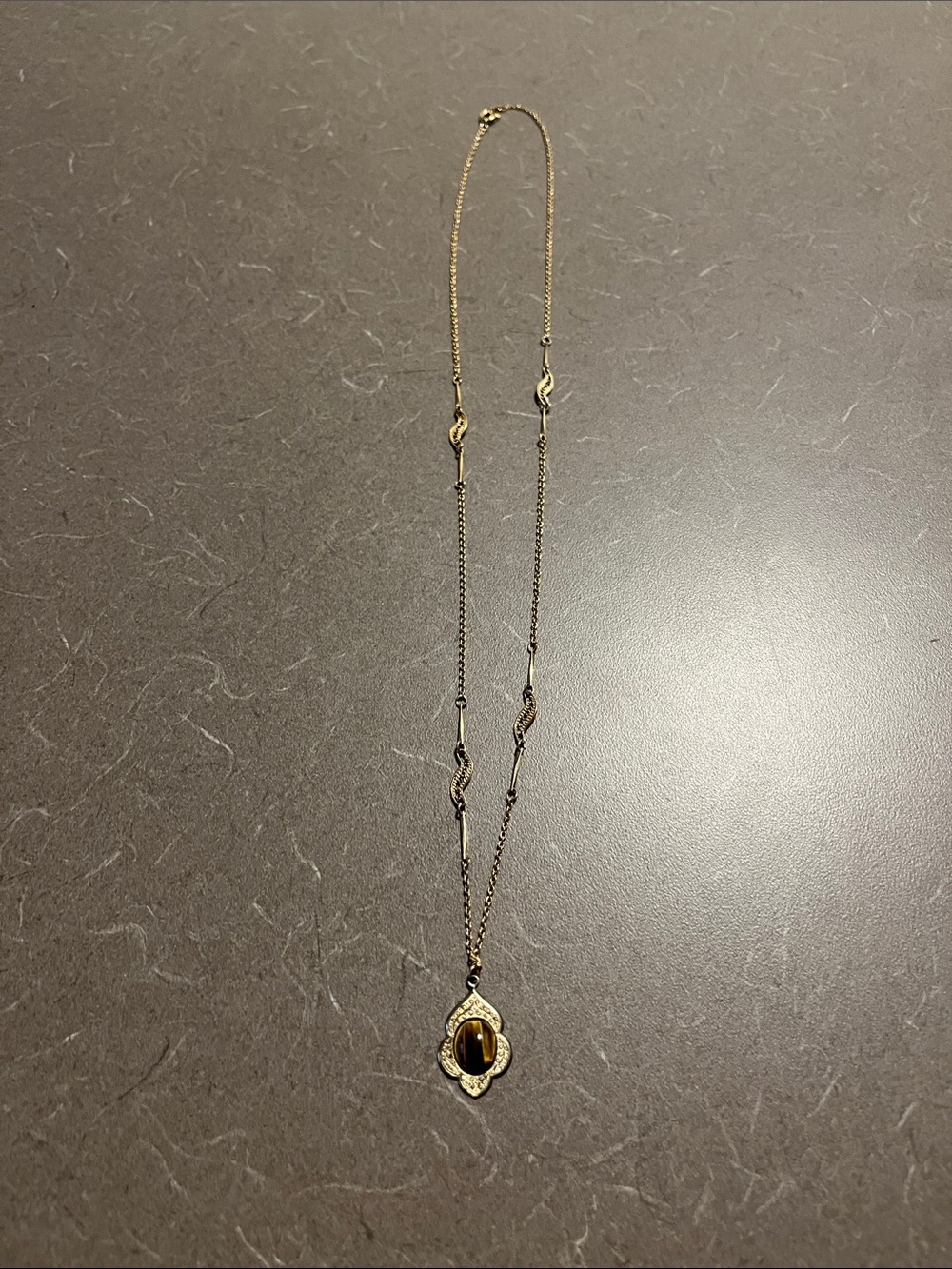 Vtg Delecate Gold-Tone Pendant Necklace with tiger eye stone. 12-14”